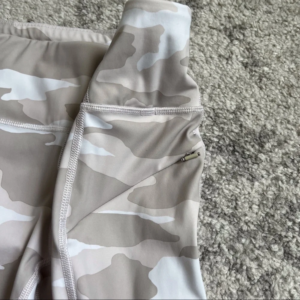 𝅺Athleta Contender Tight 7/8 Athletic Legging White Camo Print Size XS - Picture 4 of 13
